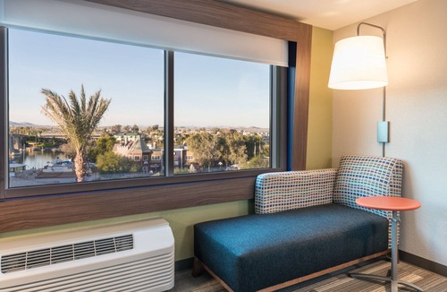 Lake Havasu City Hotel | Holiday Inn Express & Suites Lake Havasu - London Bridge by IHG