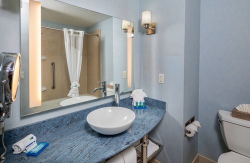 Modesto Hotel | Holiday Inn Express and Suites Modesto by IHG