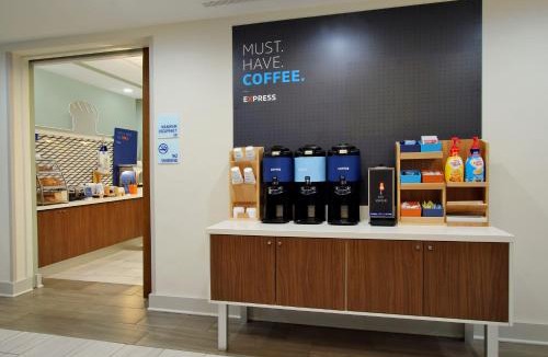 Marina Hotel | Holiday Inn Express Hotel & Suites Marina by IHG