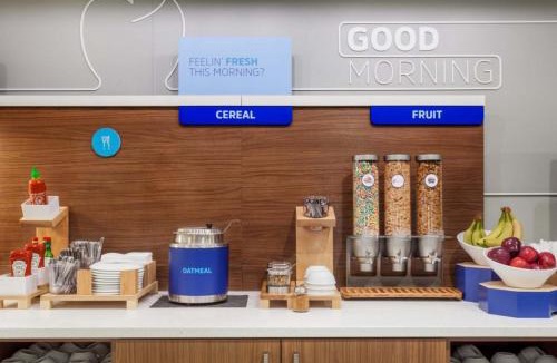 Marina Hotel | Holiday Inn Express Hotel & Suites Marina by IHG