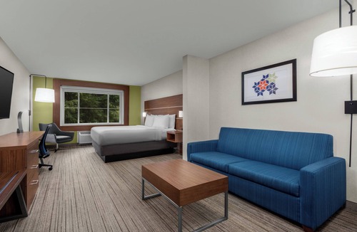Marina Hotel | Holiday Inn Express Hotel & Suites Marina - State Beach Area by IHG