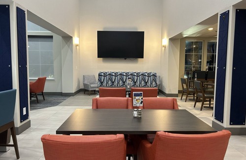 Manteca Hotel | Holiday Inn Express Hotel & Suites Manteca by IHG