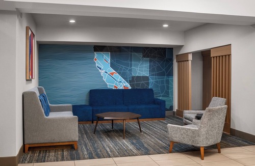Raisin Hotel | Holiday Inn Express & Suites Fresno (River Park) Hwy 41 by IHG