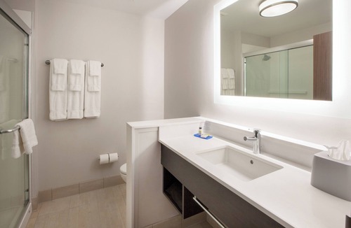 Raisin Hotel | Holiday Inn Express & Suites Fresno (River Park) Hwy 41 by IHG