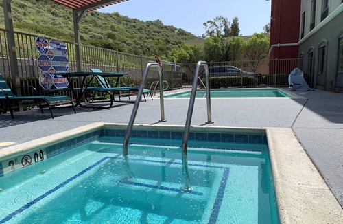 Lake Forest Hotel | Holiday Inn Express & Suites Lake Forest, an IHG Hotel
