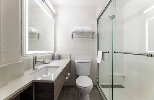 North Hills East Hotel | Holiday Inn Express Van Nuys by IHG