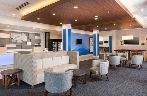 Visalia Hotel | Holiday Inn Express Visalia Sequoia Gateway Area by IHG