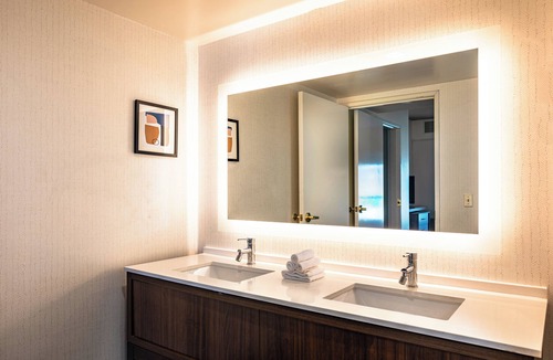 Oakland Hotel | Holiday Inn & Suites Oakland Airport by IHG