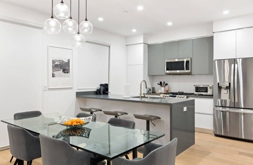 Hollywood House | Hollywoodland #1 Townhouse by Stay Awhile Villas