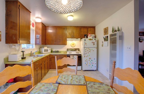 South Lake Tahoe House | Home 1 Mi to Heavenly Mtn Resort! Unwind Fireside