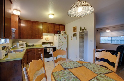 South Lake Tahoe House | Home 1 Mi to Heavenly Mtn Resort! Unwind Fireside