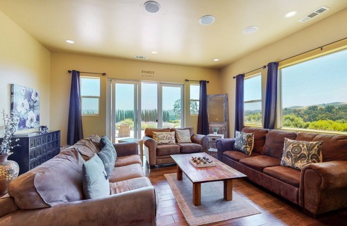 Paso Robles House | Home among Blue Ribbon wineries w/private hot tub, pool table, incredible view