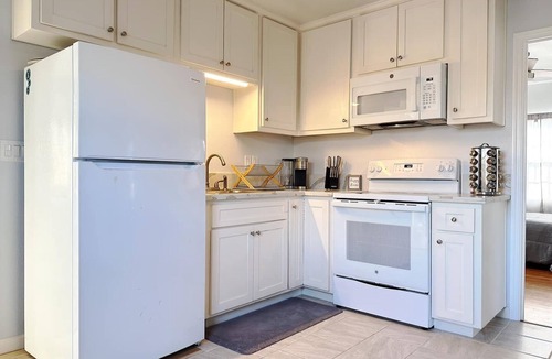 Visalia House | Home for 4 on Visalia Main Road, Mooney Blvd.