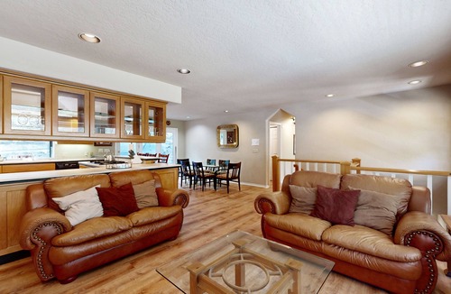 Upper Kingsbury House | Home minutes to lodge & lifts with private hot tub & fireplace, sleeps 8