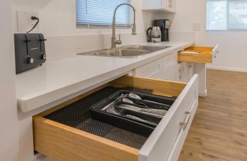 Oildale House | Home Sweet Stay near Meadows Field Airport