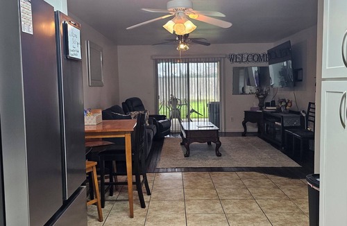 Kaweah House | Home with family King bed. To Visalia 4 min. Away. Near sequoia tional park