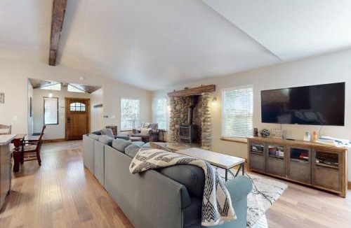 Tahoe Pines House | Homewood Cabin Among the Pines with private hot tub - dog-friendly