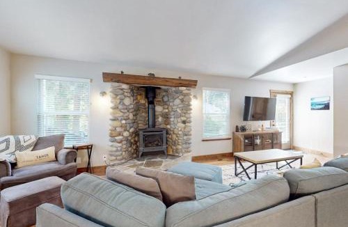 Tahoe Pines House | Homewood Cabin Among the Pines with private hot tub - dog-friendly