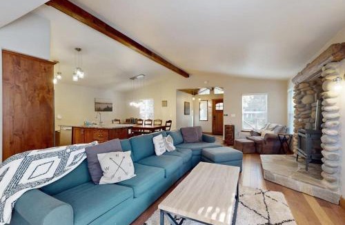 Tahoe Pines House | Homewood Cabin Among the Pines with private hot tub - dog-friendly