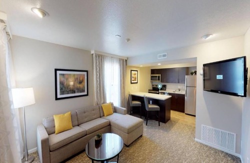 Newark Hotel | Homey 2 Suite w/Fireplace & Desk Space l Free Breakfast
