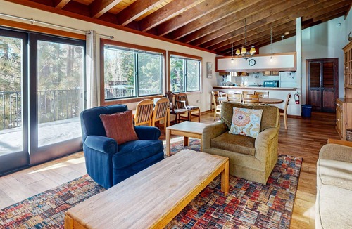 Lake Forest Condo | Homey Family Condo with Shared Pool, Hot Tub, Tennis & Lovely Lake Views