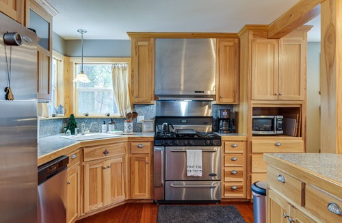 Sierra Village Cabin | Homey Long Barn Cabin w/Deck & Fire Pit!