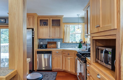 Sierra Village Cabin | Homey Long Barn Cabin w/Deck & Fire Pit!