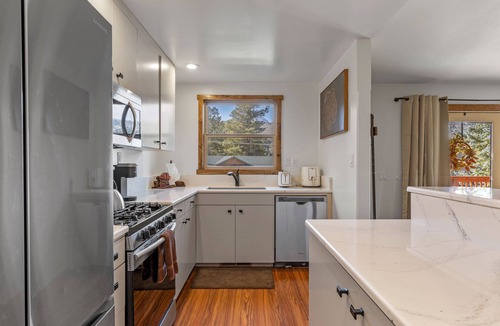 June Lake House | Hoppy Hollow, a charming bungalow located next to the brewery!