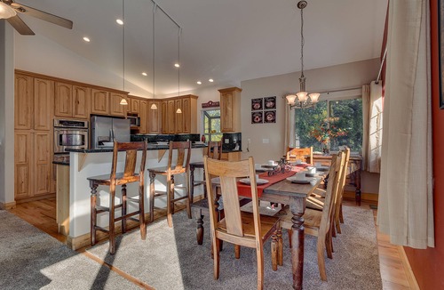 Pioneer Trail House | Hot Tub, Arcade, Poker Table, Built-In Bar, Grill: Pine View Manor