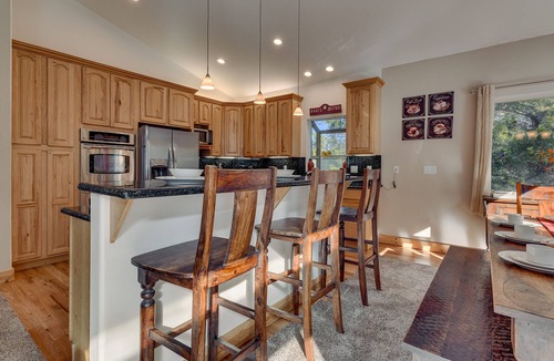 Pioneer Trail House | Hot Tub, Arcade, Poker Table, Built-In Bar, Grill: Pine View Manor