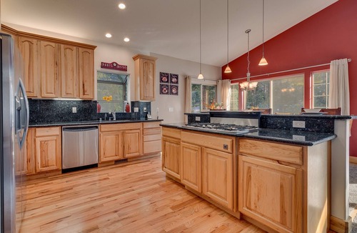 Pioneer Trail House | Hot Tub, Arcade, Poker Table, Built-In Bar, Grill: Pine View Manor