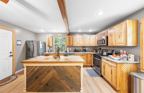 Tahoma Cabin | Hot Tub + Deck Dining Mins to State Park Trails + Homewood Ski | Sweet Pine