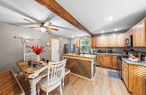 Tahoma Cabin | Hot Tub + Deck Dining Mins to State Park Trails + Homewood Ski | Sweet Pine