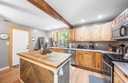 Tahoma Cabin | Hot Tub + Deck Dining Mins to State Park Trails + Homewood Ski | Sweet Pine