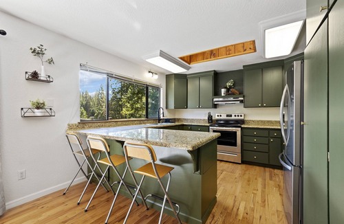 Mi-Wuk Village House | Hot Tub Dog Friendly A/C EVChgr Views GmRm KingBds NoStairEntry