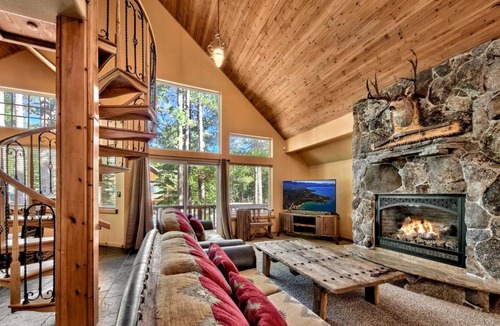 Tahoe Paradise House | Hot Tub! EV Charger! Pool Table! Dog Friendly!