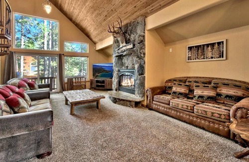 Tahoe Paradise House | Hot Tub! EV Charger! Pool Table! Dog Friendly!