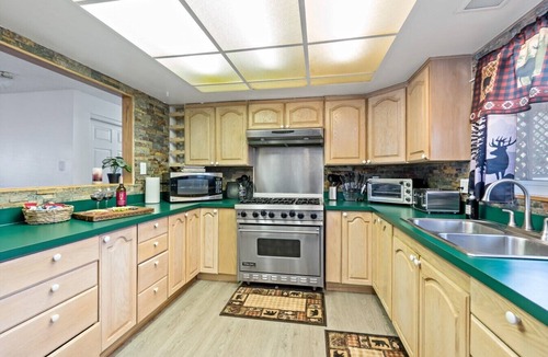 West University House | Hot Tub, Fire Pit, 4~King Beds, 3 baths, 2 Kitchens, 2 Living Rooms, 3 Immersive Experiences