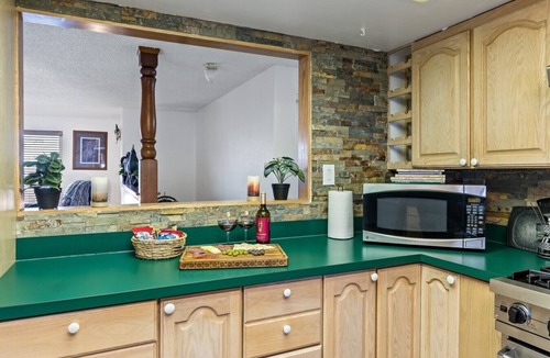 West University House | Hot Tub, Fire Pit, 4~King Beds, 3 baths, 2 Kitchens, 2 Living Rooms, 3 Immersive Experiences