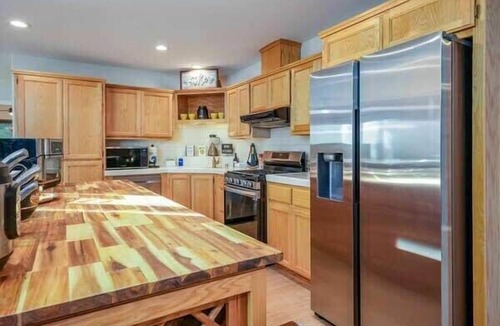 Sugar Pine Cabin | Hot Tub & Game Room Starlight Cabin Retreat