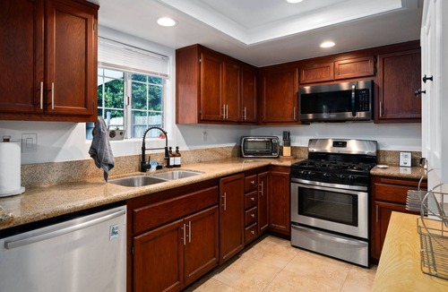Sutter House | Hot Tub House in Long Beach!