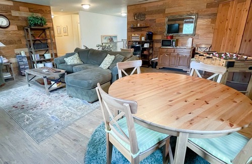 Valley Springs Bed & Breakfast | Hot Tub, Pool AND Breakfast who could ask for more