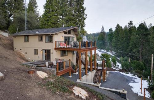 Twain Harte House | Hot Tub + Scenic Views: Luxury Twain Harte Cabin!
