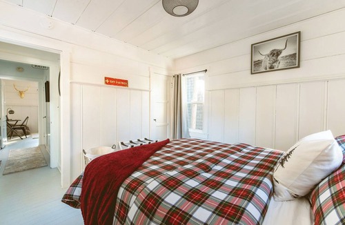 Big Bear City Cabin | Hot Tub Vintage Charm Gated Yard Poker Table
