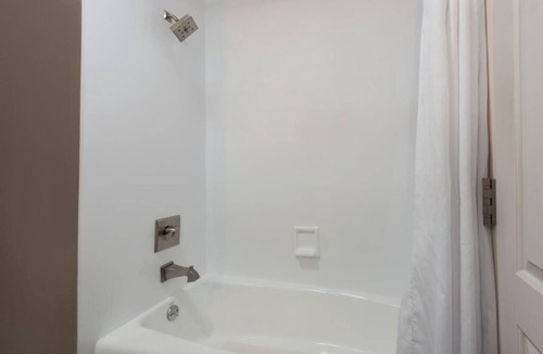 San Bruno Hotel | HOTEL 1550 nOur San Bruno Hotel Just 7 Minutes From SFO Airport.