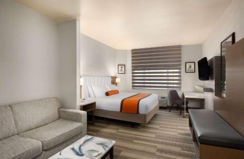 Anaheim Resort Hotel | Hotel Marguerite South Anaheim - Garden Grove, Trademark Collection by Wyndham