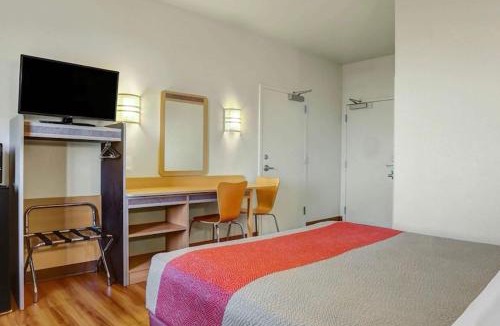 Lemoore Hotel | Howard Johnson by Wyndham Lemoore Near Naval Air Station