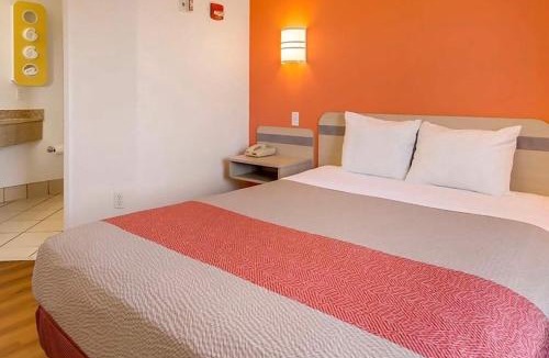 Lemoore Hotel | Howard Johnson by Wyndham Lemoore Near Naval Air Station