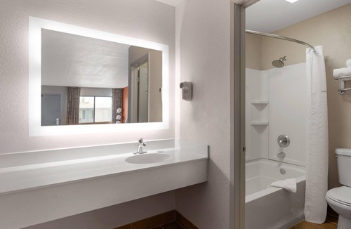 Ceres Hotel | Howard Johnson by Wyndham Modesto Ceres
