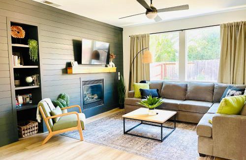 Folsom House | Huge Home near Old Folsom Pet & Family Friendly